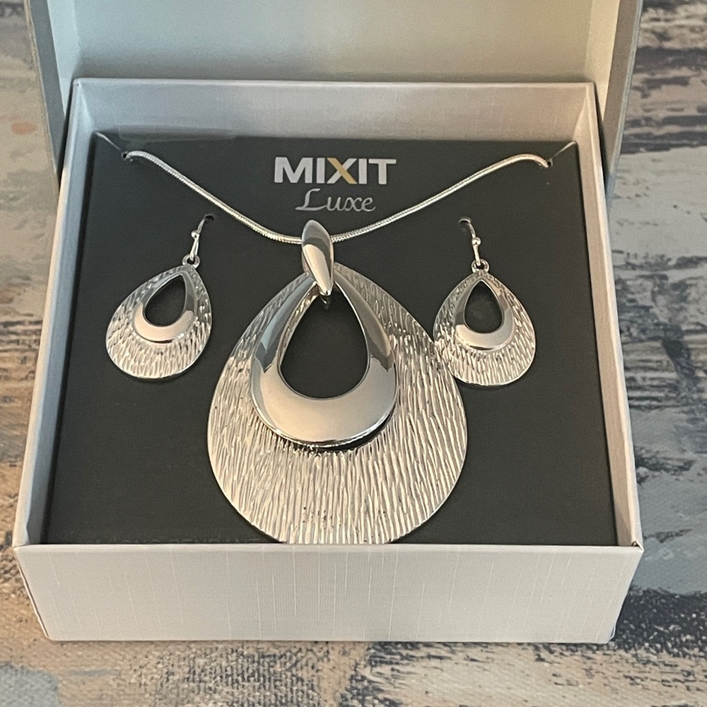 Necklace set sterling silver. NBW
